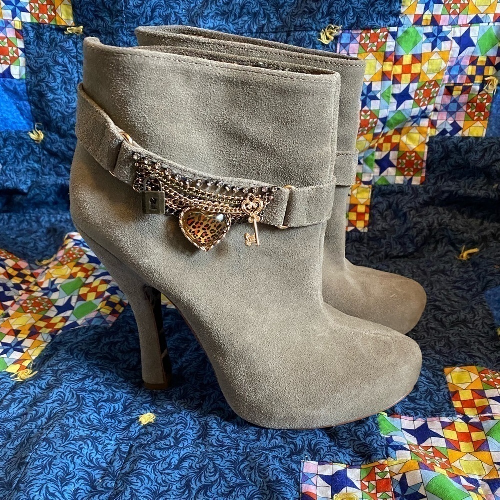 Betsey Johnson Luucey lucky charm suede platform booties 7.5